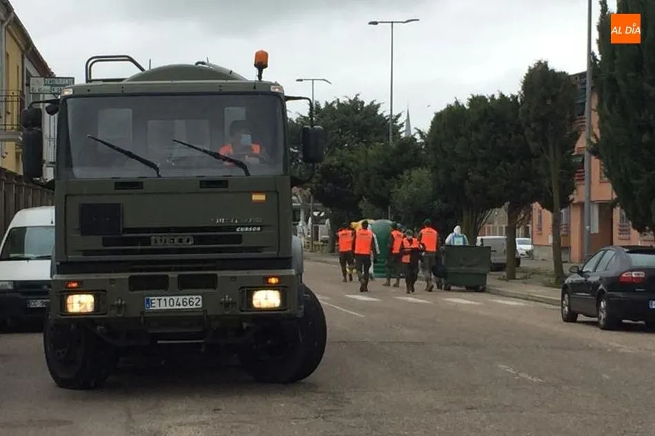 Foto 4 - Efectivos del Ej&eacute;rcito de Tierra desinfectan varias zonas de Vitigudino  