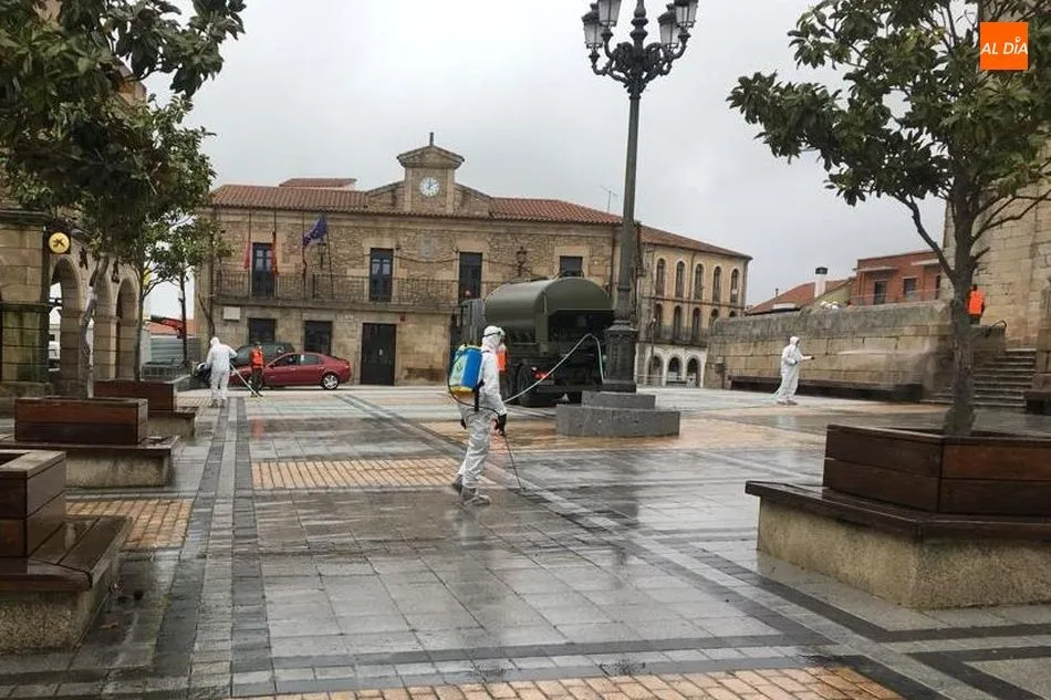 Foto 3 - Efectivos del Ej&eacute;rcito de Tierra desinfectan varias zonas de Vitigudino  