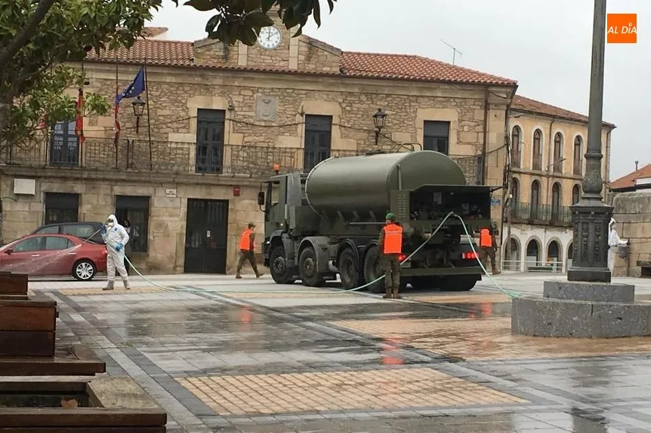 Foto 2 - Efectivos del Ej&eacute;rcito de Tierra desinfectan varias zonas de Vitigudino  