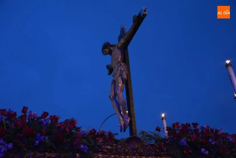 Foto 11 - El Cristo&nbsp;del Amor y de la Paz, arropado hasta el Puente Romano
