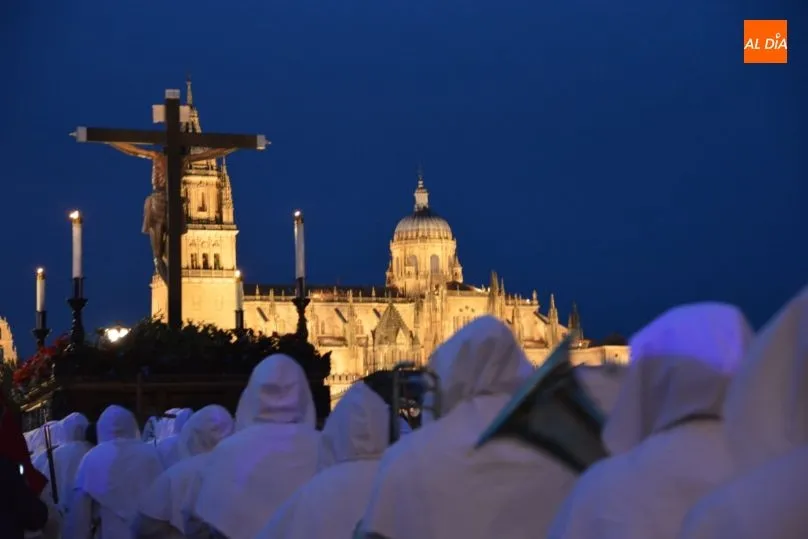 Foto 9 - El Cristo&nbsp;del Amor y de la Paz, arropado hasta el Puente Romano