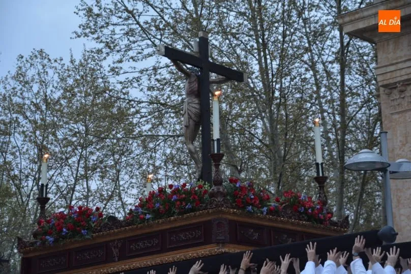 Foto 6 - El Cristo&nbsp;del Amor y de la Paz, arropado hasta el Puente Romano