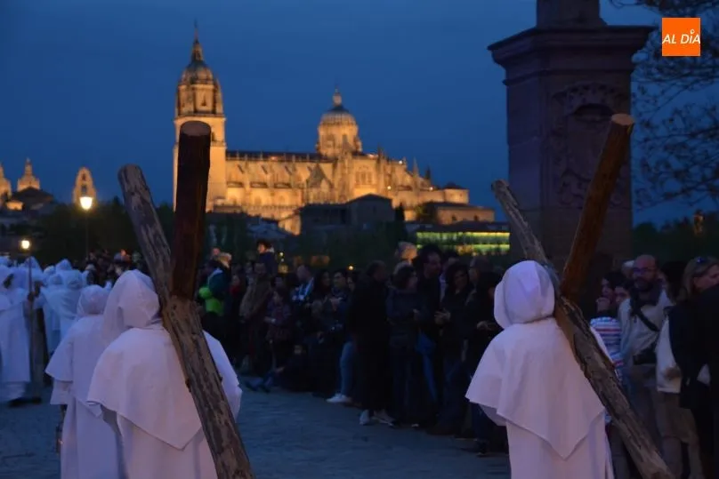 Foto 5 - El Cristo&nbsp;del Amor y de la Paz, arropado hasta el Puente Romano