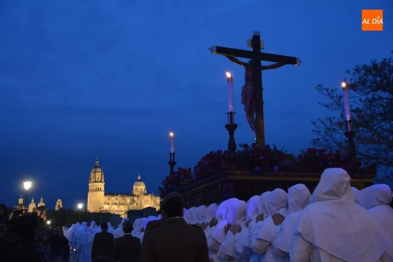 Foto 4 - El Cristo&nbsp;del Amor y de la Paz, arropado hasta el Puente Romano