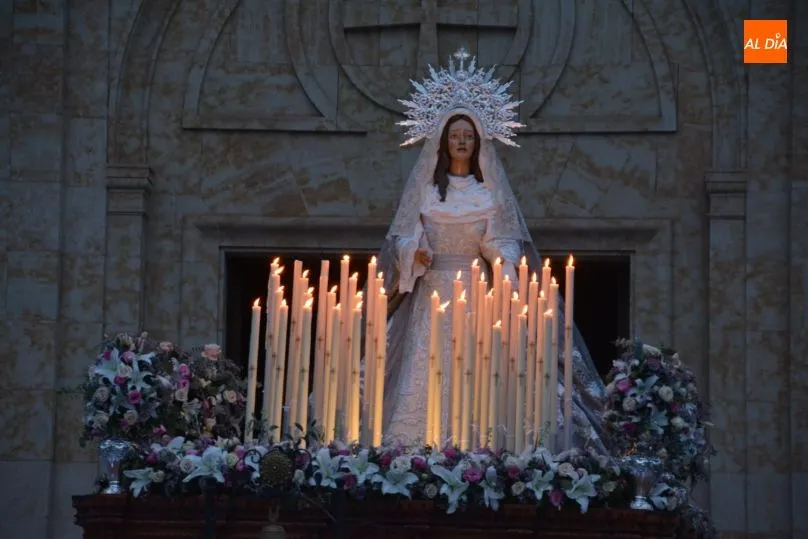 Foto 3 - El Cristo&nbsp;del Amor y de la Paz, arropado hasta el Puente Romano