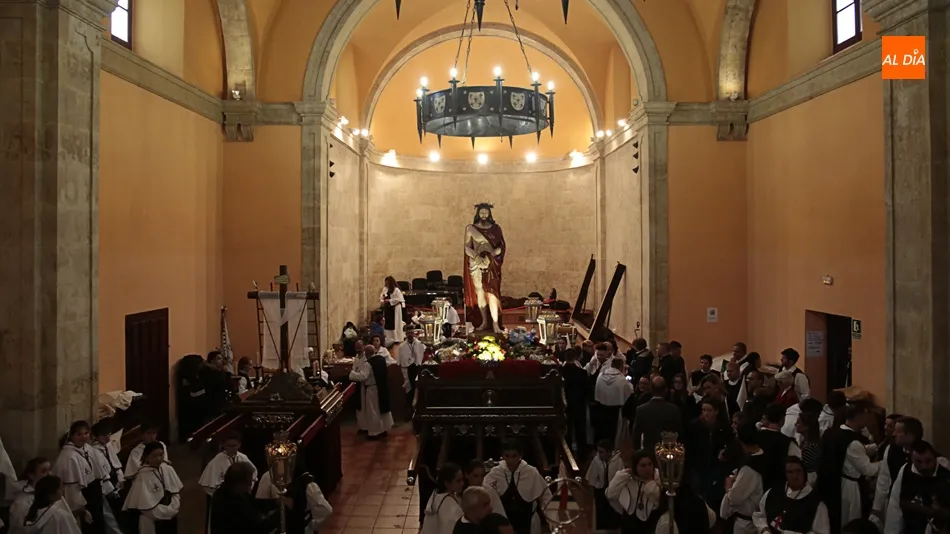La lluvia ha impedido la salida de la procesión del Vía Crucis. Fotos: Alejandro López