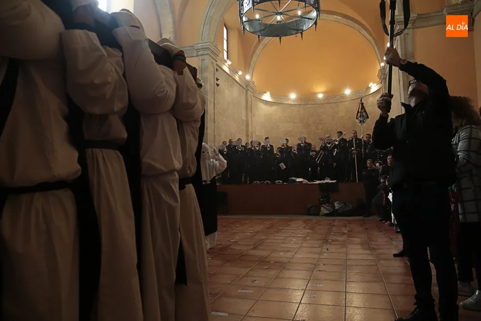 Foto 10 - La procesi&oacute;n del V&iacute;a Crucis, suspendida por la amenaza de lluvia