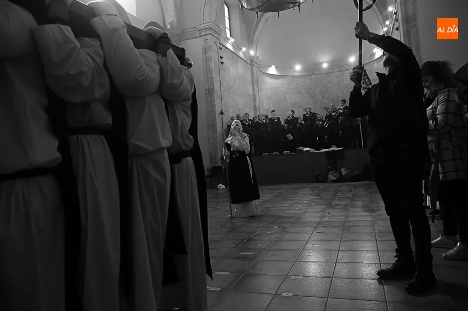 Foto 9 - La procesi&oacute;n del V&iacute;a Crucis, suspendida por la amenaza de lluvia