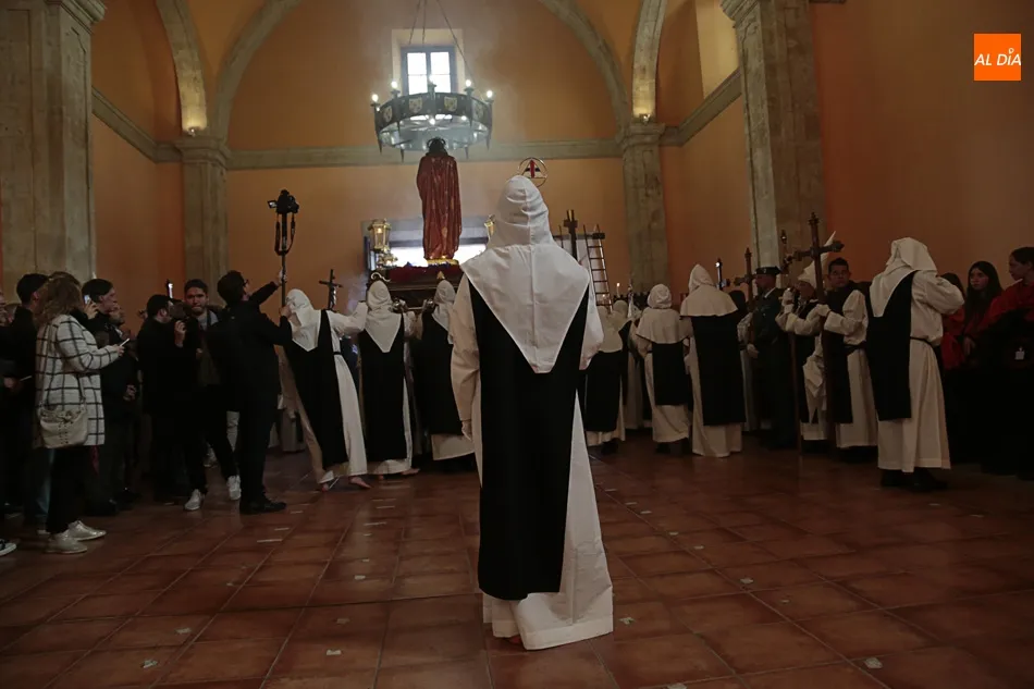 Foto 8 - La procesi&oacute;n del V&iacute;a Crucis, suspendida por la amenaza de lluvia