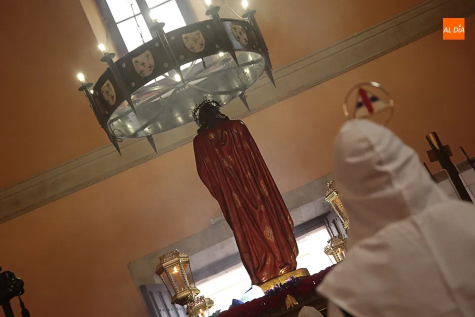Foto 7 - La procesi&oacute;n del V&iacute;a Crucis, suspendida por la amenaza de lluvia