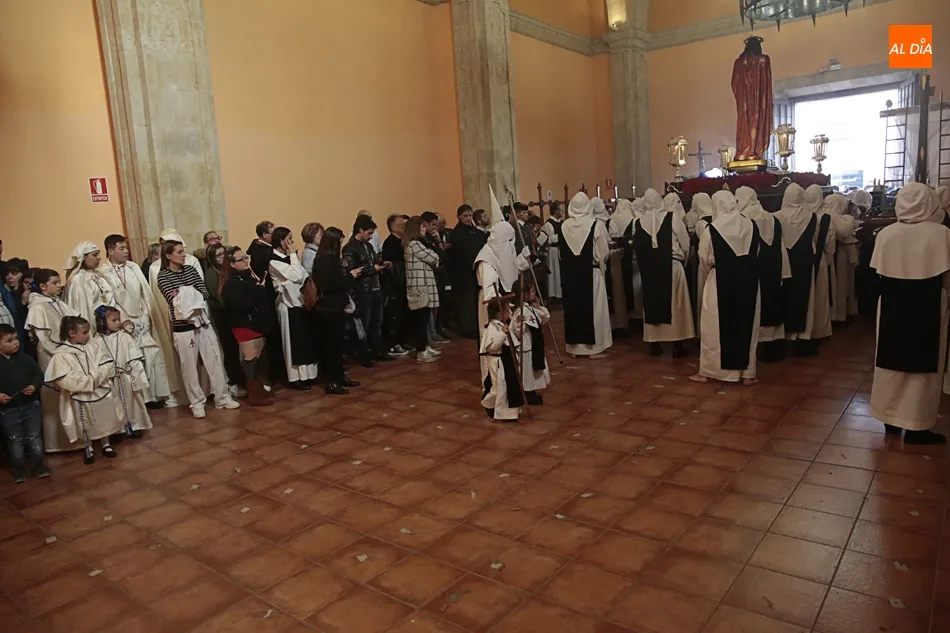 Foto 5 - La procesi&oacute;n del V&iacute;a Crucis, suspendida por la amenaza de lluvia