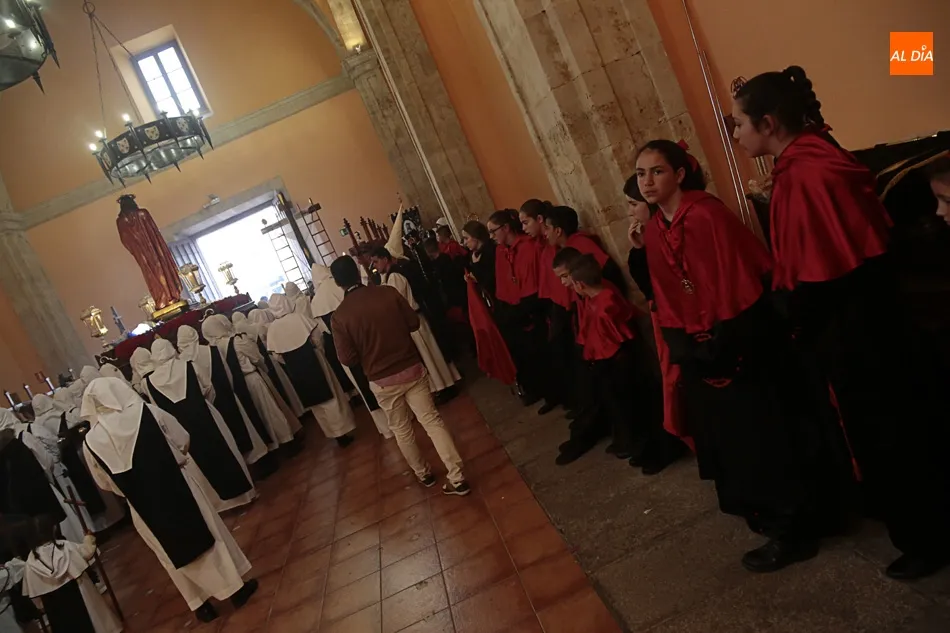 Foto 4 - La procesi&oacute;n del V&iacute;a Crucis, suspendida por la amenaza de lluvia