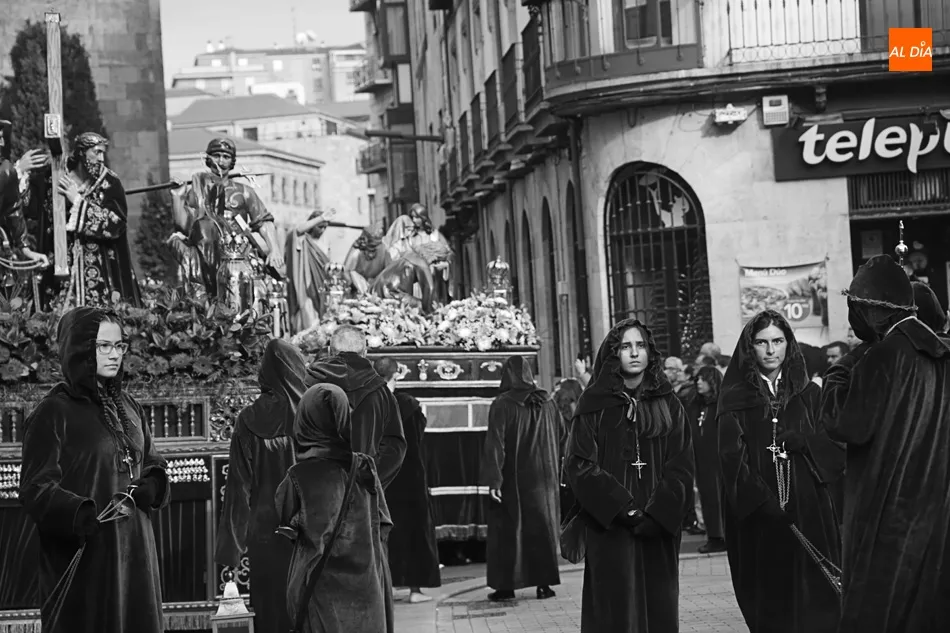 Foto 7 - Jes&uacute;s Nazareno y el Santo Entierro, respeto por el sufrimiento de Cristo