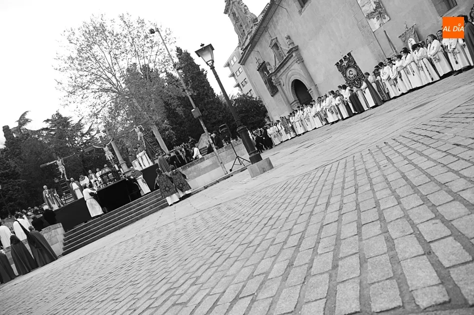 Foto 10 - Respeto solemne en el tradicional Acto del Descendimiento