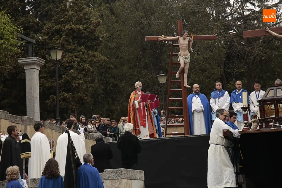 Foto 9 - Respeto solemne en el tradicional Acto del Descendimiento
