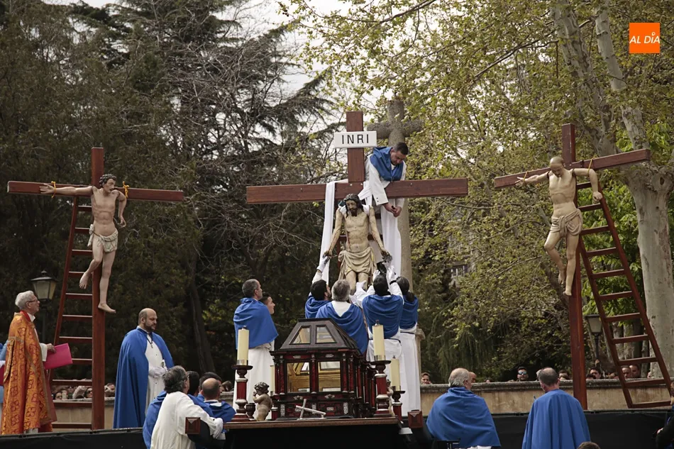 Foto 5 - Respeto solemne en el tradicional Acto del Descendimiento