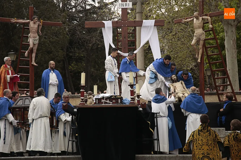 Foto 4 - Respeto solemne en el tradicional Acto del Descendimiento