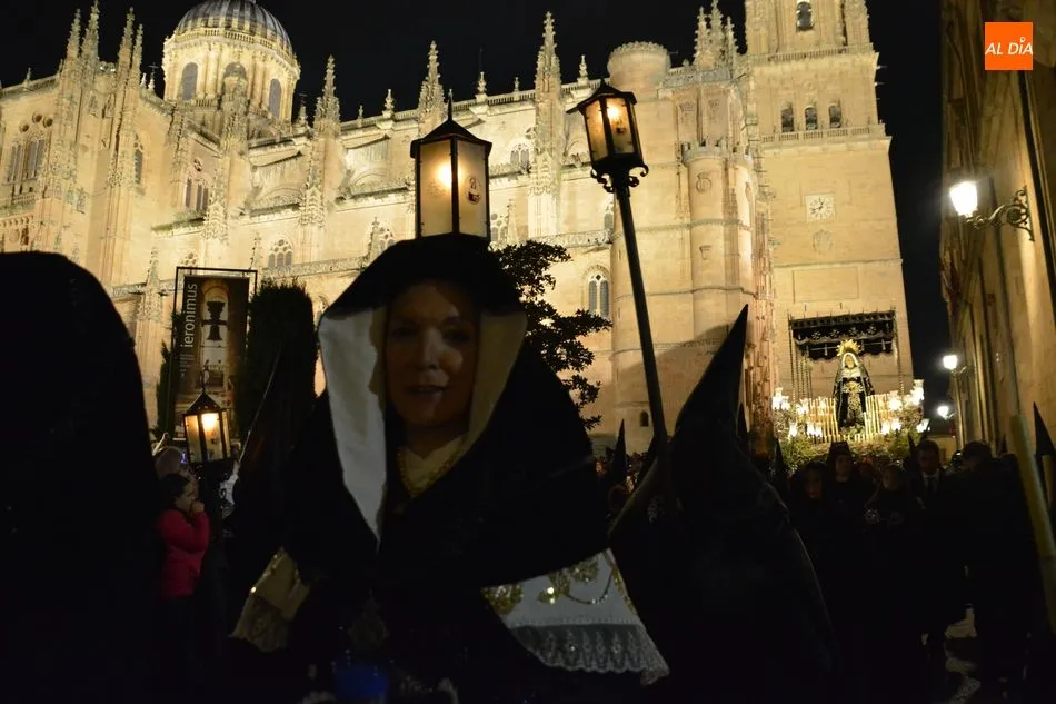Foto 11 - La Soledad, la Se&ntilde;ora de Salamanca iluminaba con su elegancia la noche del Viernes Santo