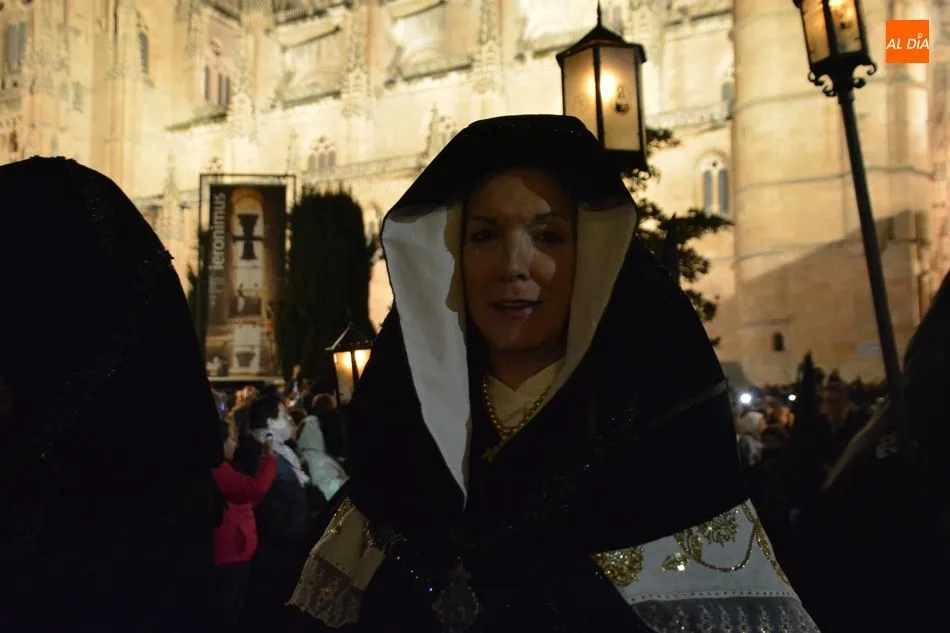Foto 10 - La Soledad, la Se&ntilde;ora de Salamanca iluminaba con su elegancia la noche del Viernes Santo