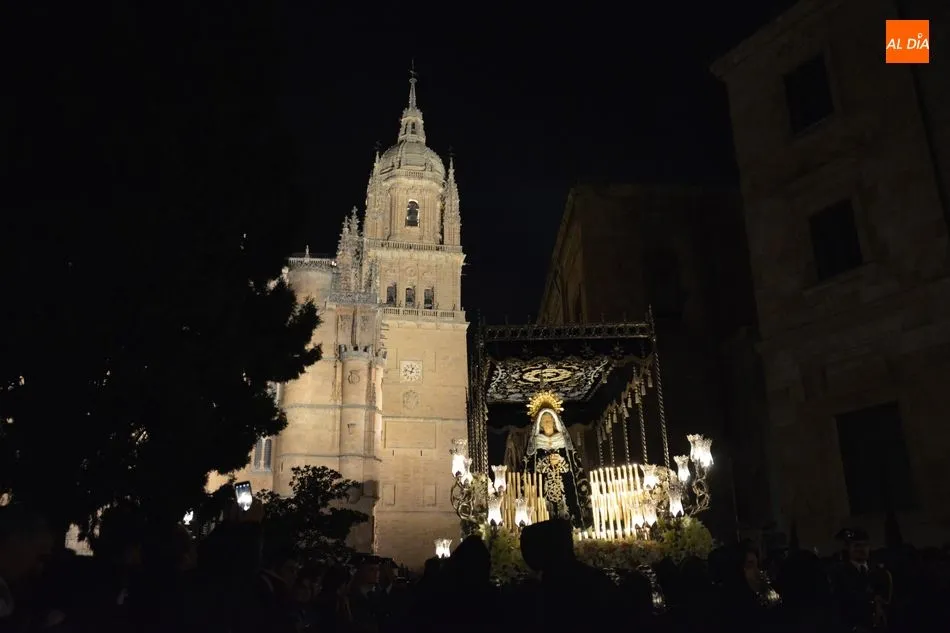 Foto 8 - La Soledad, la Se&ntilde;ora de Salamanca iluminaba con su elegancia la noche del Viernes Santo