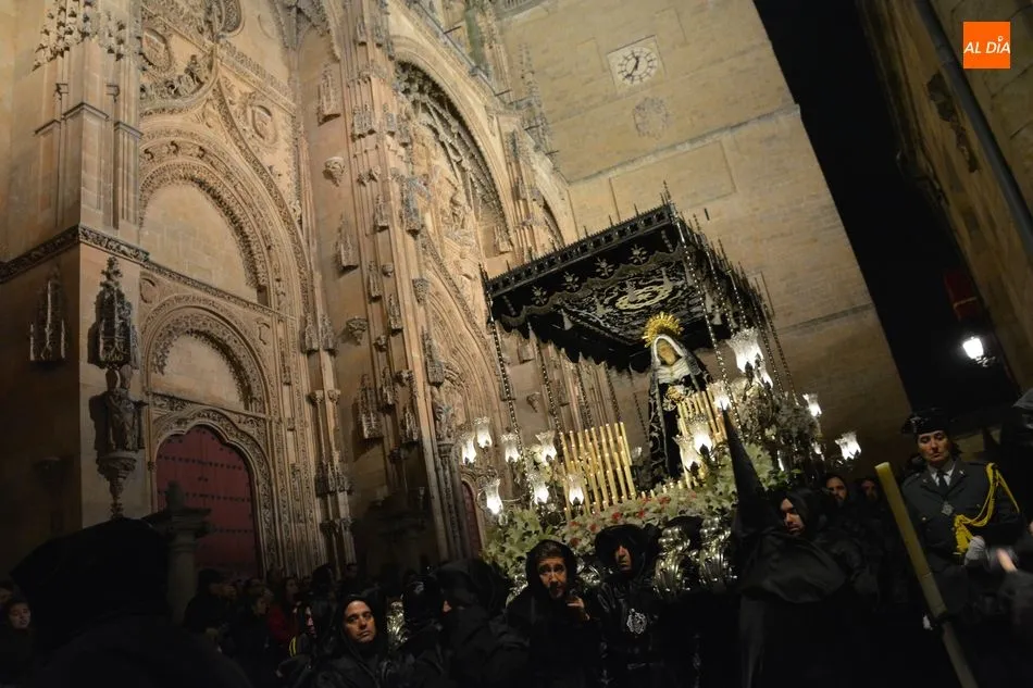 Foto 9 - La Soledad, la Se&ntilde;ora de Salamanca iluminaba con su elegancia la noche del Viernes Santo