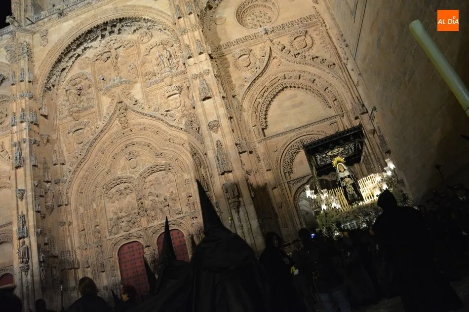 Foto 7 - La Soledad, la Se&ntilde;ora de Salamanca iluminaba con su elegancia la noche del Viernes Santo