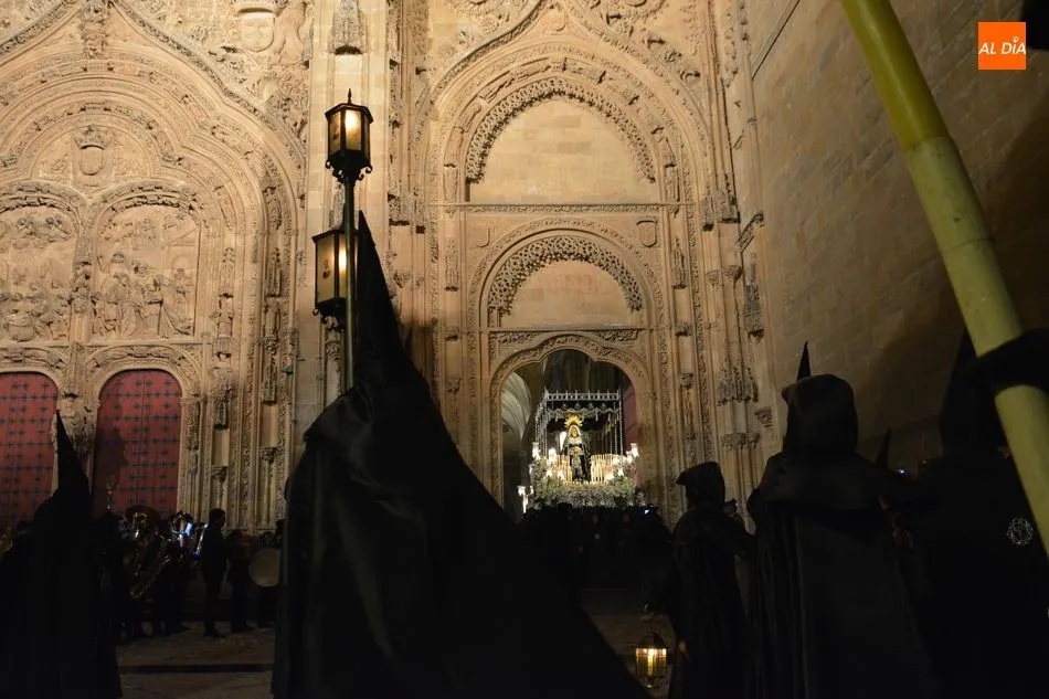 Foto 6 - La Soledad, la Se&ntilde;ora de Salamanca iluminaba con su elegancia la noche del Viernes Santo