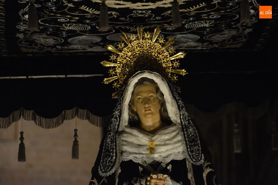 Foto 5 - La Soledad, la Se&ntilde;ora de Salamanca iluminaba con su elegancia la noche del Viernes Santo