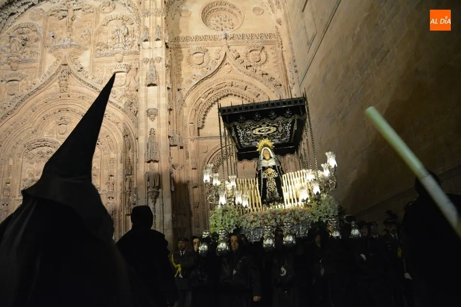 Foto 4 - La Soledad, la Se&ntilde;ora de Salamanca iluminaba con su elegancia la noche del Viernes Santo