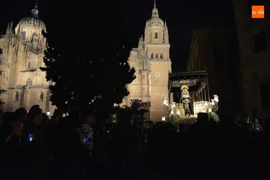Foto 3 - La Soledad, la Se&ntilde;ora de Salamanca iluminaba con su elegancia la noche del Viernes Santo