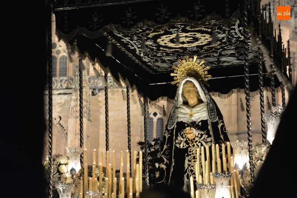 Foto 2 - La Soledad, la Se&ntilde;ora de Salamanca iluminaba con su elegancia la noche del Viernes Santo