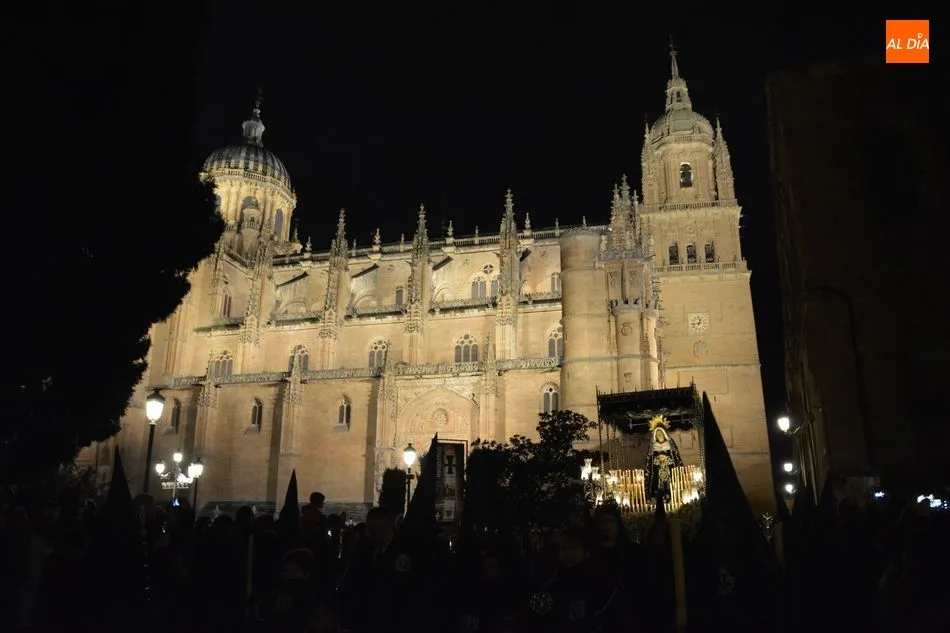 La Soledad, la Señora de Salamanca iluminaba con su elegancia la noche del Viernes Santo