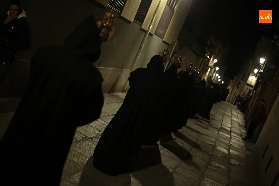 Foto 11 - El Cristo de la Liberaci&oacute;n, sobriedad y silencio en la noche del Viernes Santo