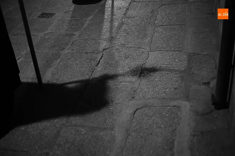 Foto 10 - El Cristo de la Liberaci&oacute;n, sobriedad y silencio en la noche del Viernes Santo
