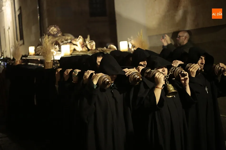 Foto 7 - El Cristo de la Liberaci&oacute;n, sobriedad y silencio en la noche del Viernes Santo