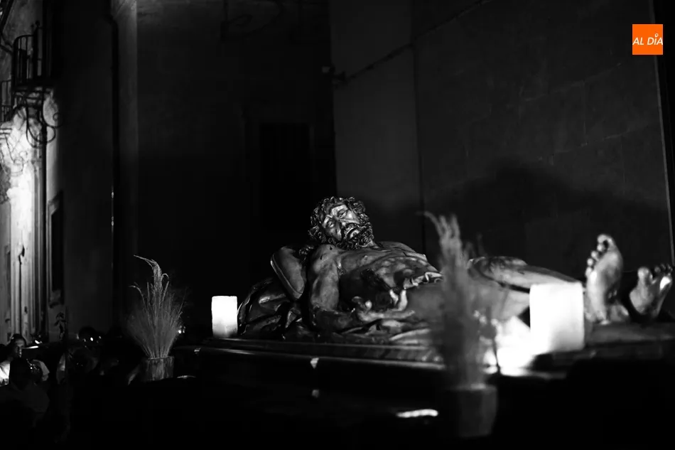 Foto 5 - El Cristo de la Liberaci&oacute;n, sobriedad y silencio en la noche del Viernes Santo