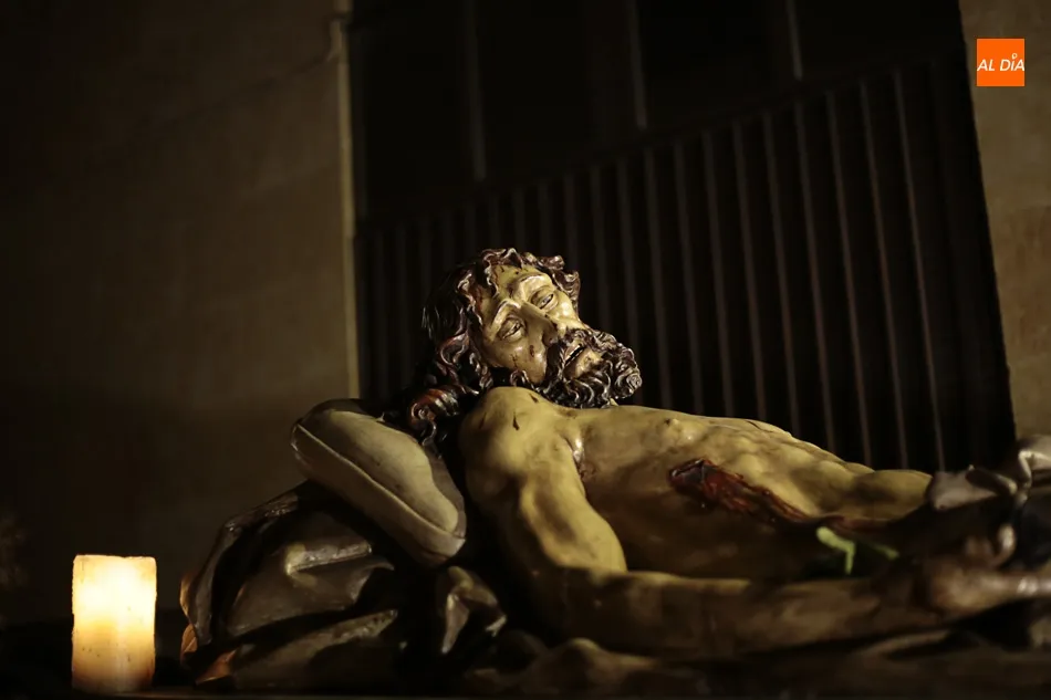 Foto 4 - El Cristo de la Liberaci&oacute;n, sobriedad y silencio en la noche del Viernes Santo