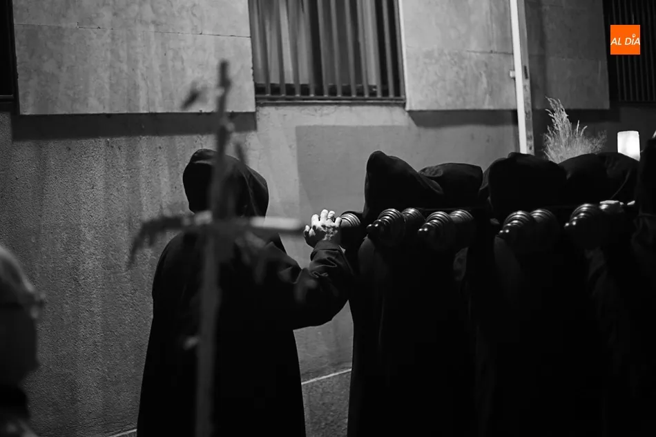 Foto 2 - El Cristo de la Liberaci&oacute;n, sobriedad y silencio en la noche del Viernes Santo