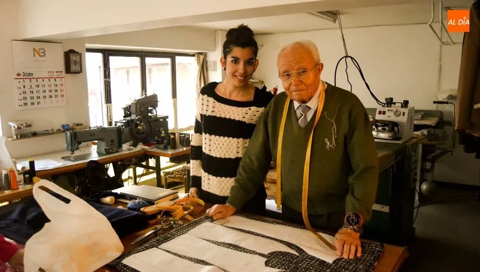 Alicio Vicente y su nieta en el taller de Vitigudino