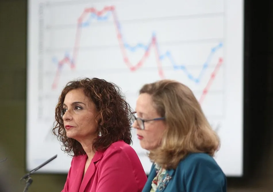 La ministra Portavoz y de Hacienda, María Jesús Montero (i) y la vicepresidenta tercera y ministra de Asuntos Económicos y Transformación Digital, Nadia Calviño (d) - Eduardo Parra - Europa Press - Archivo