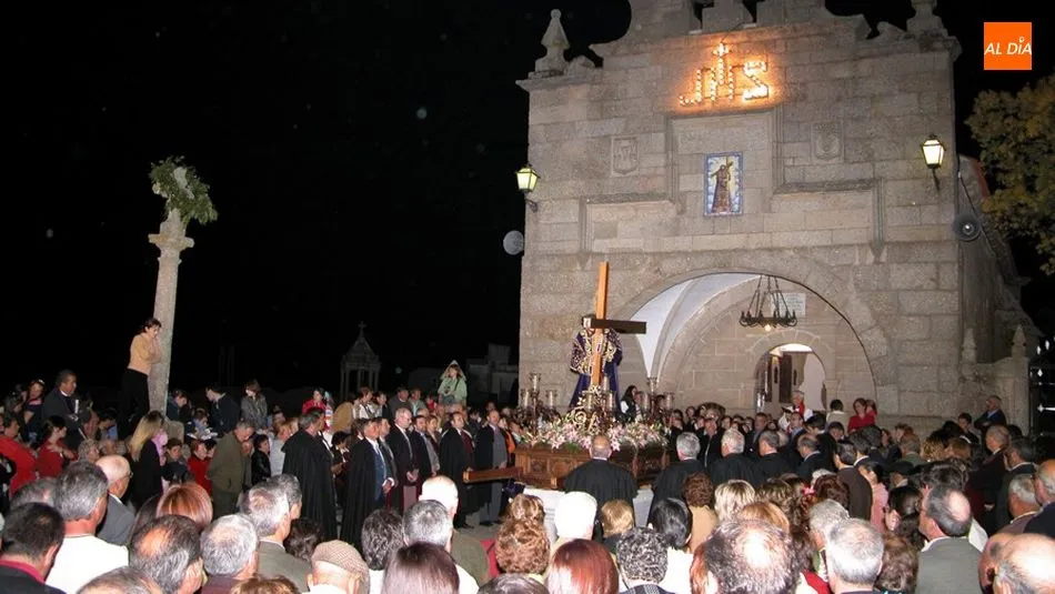 Rezos en la celebración de vísperas de Santa Cruz de hace unos años / REPOR. GRÁFICO T. Agudo y E. Corredera