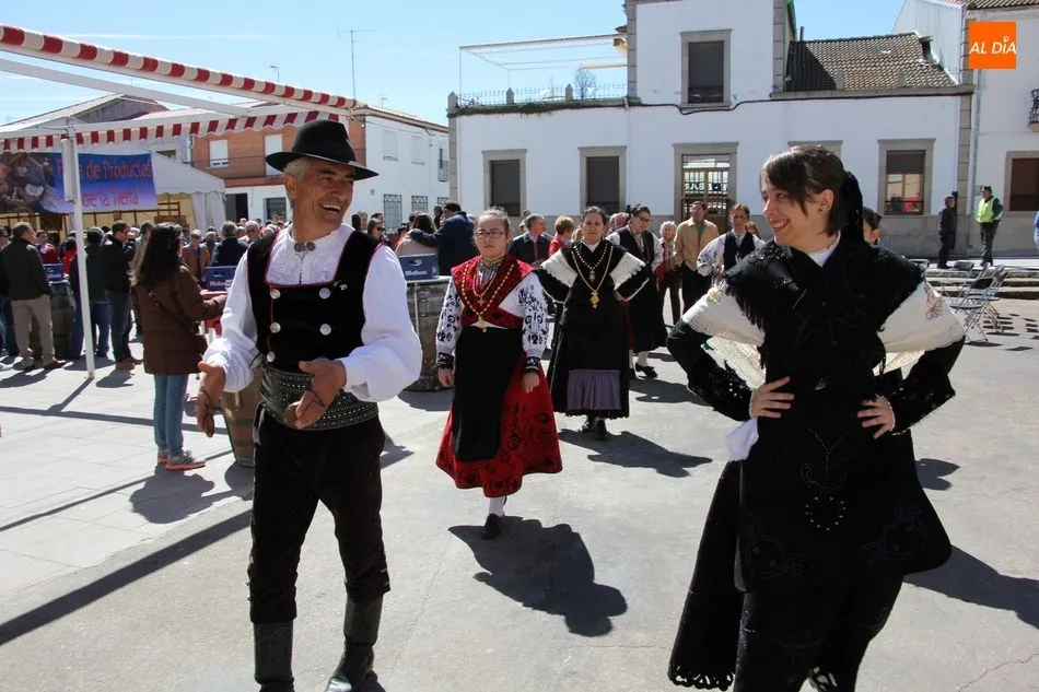 Foto 9 - Los vecinos de Barruecopardo viven la feria de San Felipe en el recuerdo  