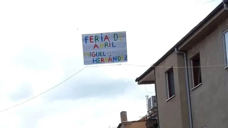 La calle Miguel Hernández se viste de Feria de Abril  