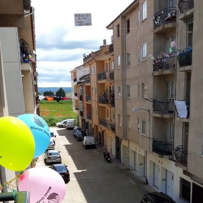 Foto 3 - La calle Miguel Hern&aacute;ndez se viste de Feria de Abril  