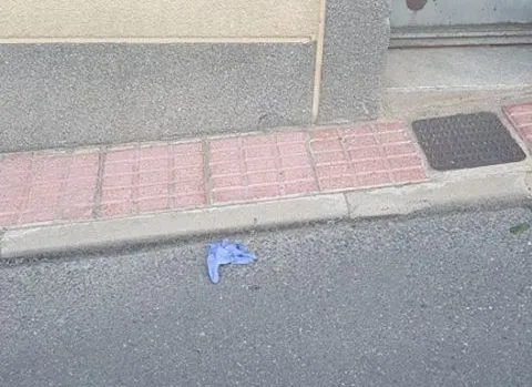 Guante arrojado en la calle Edades del Hombre
