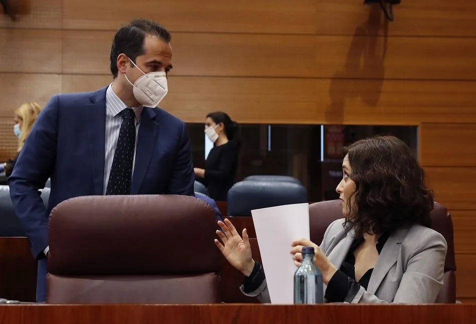 La presidenta de la Comunidad de Madrid, Isabel Díaz Ayuso (d) conversa con el vicepresidente de la Comunidad, Ignacio Aguado - Pool