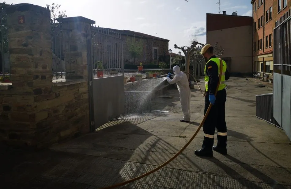 Efectivos de la UME desinfectan la entrada principal de una residencia