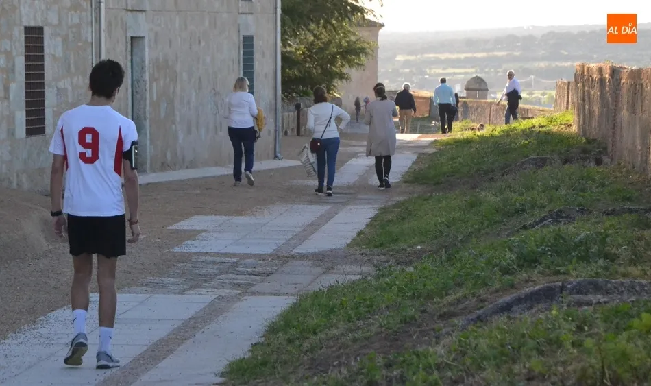 La muralla y el entorno del río, lugares preferidos por los mirobrigenses para pasear y hacer...