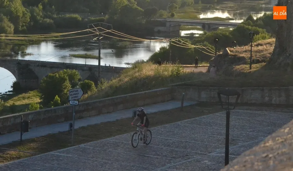 Foto 10 - La muralla y el entorno del r&iacute;o, lugares preferidos por los mirobrigenses para pasear y hacer...