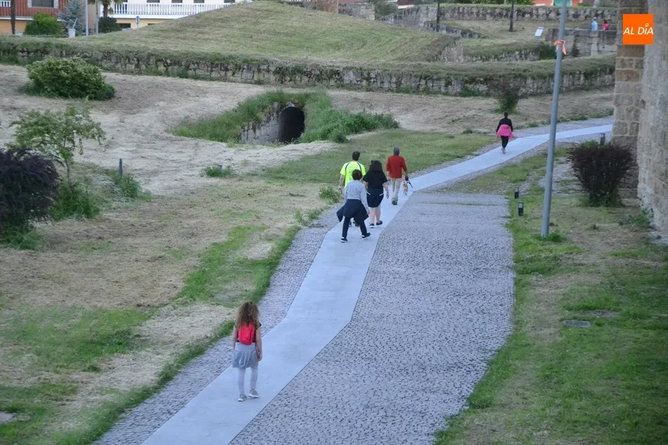 Foto 3 - La muralla y el entorno del r&iacute;o, lugares preferidos por los mirobrigenses para pasear y hacer...